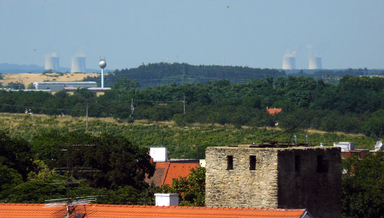 멀리서 본 두코바니 발전소