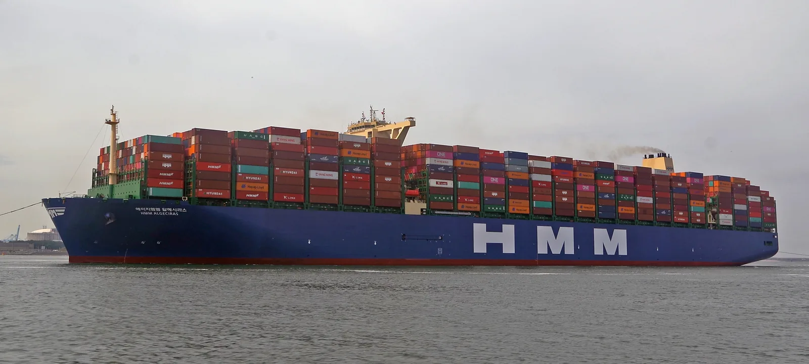 HMM Algeciras 측면 — 399m × 61m × 23,964 TEU
