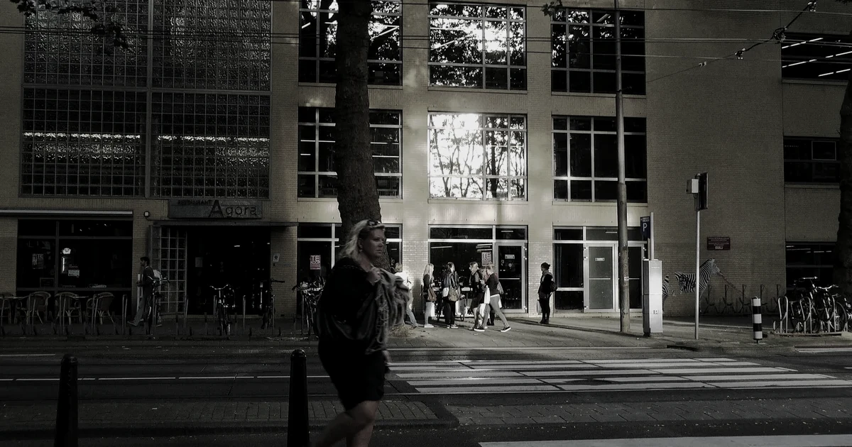 캐터필러 (CAT) — 매출 신고점에서 이익은 이미 꺾여 있었다